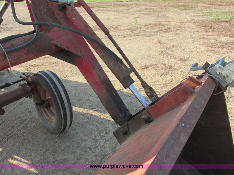 image for item I6176 McCormick Farmall 560 tractor