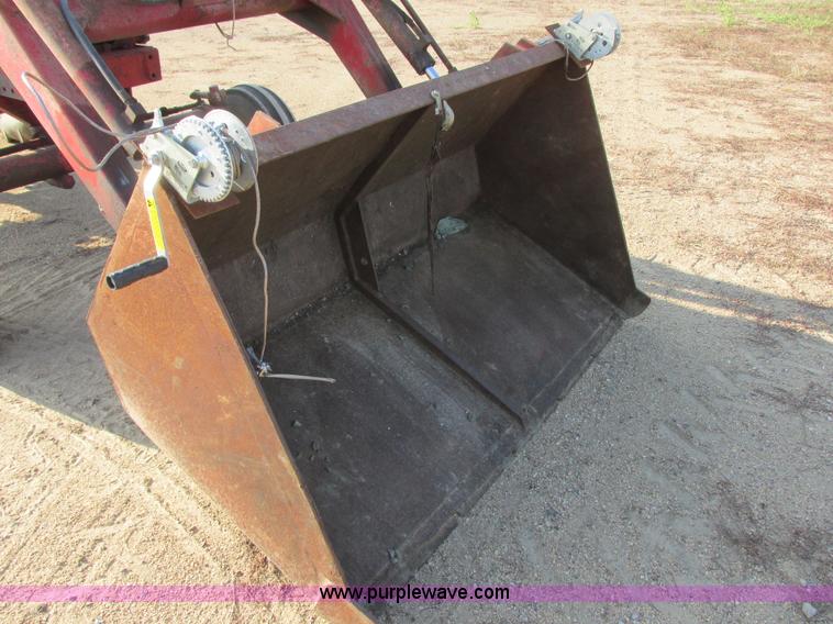 image for item I6176 McCormick Farmall 560 tractor