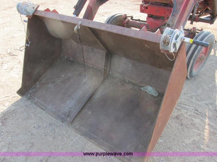 image for item I6176 McCormick Farmall 560 tractor