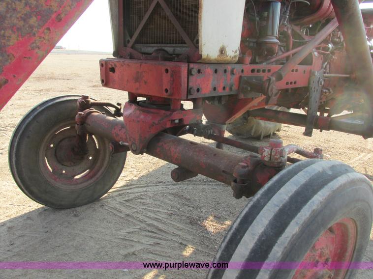 image for item I6176 McCormick Farmall 560 tractor