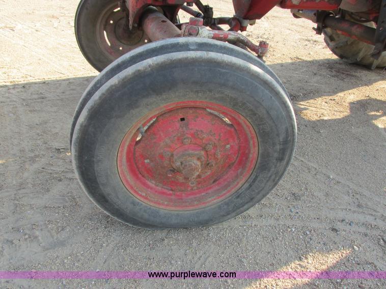 image for item I6176 McCormick Farmall 560 tractor