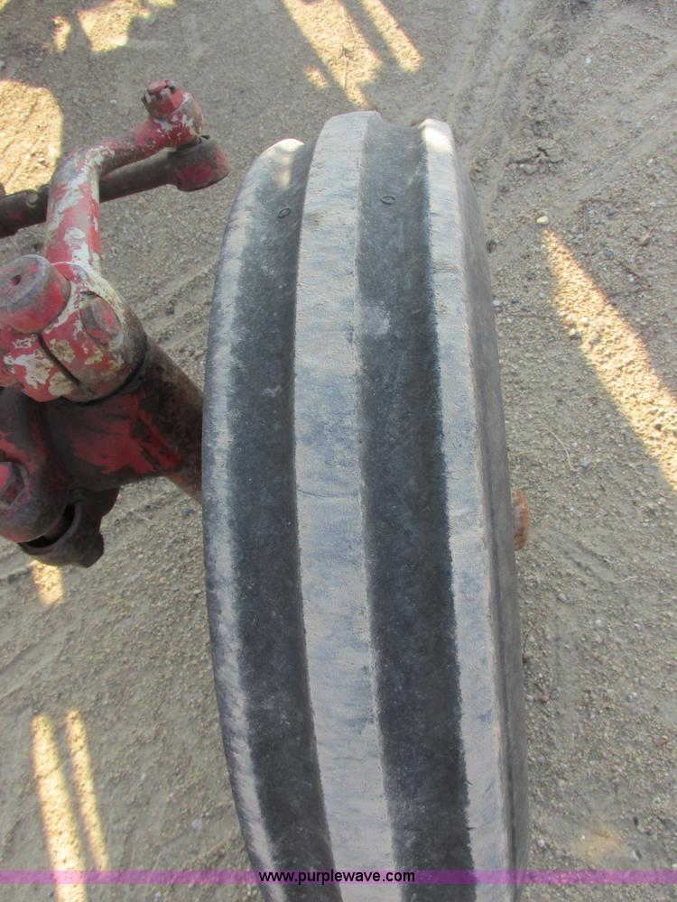 image for item I6176 McCormick Farmall 560 tractor