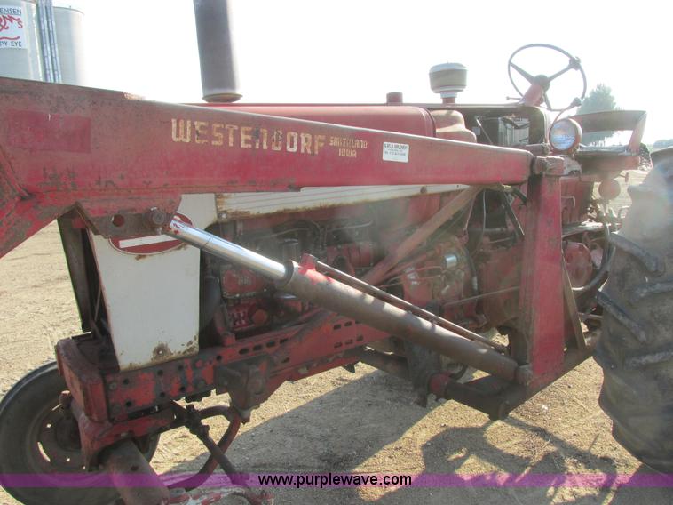 image for item I6176 McCormick Farmall 560 tractor