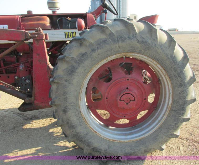 image for item I6176 McCormick Farmall 560 tractor