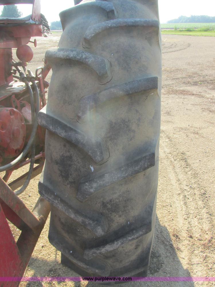 image for item I6176 McCormick Farmall 560 tractor