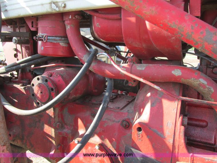 image for item I6176 McCormick Farmall 560 tractor
