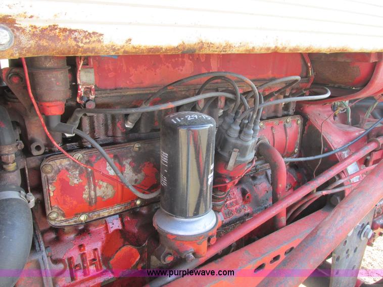 image for item I6176 McCormick Farmall 560 tractor