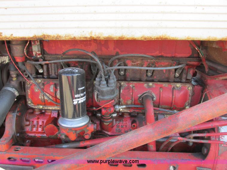 image for item I6176 McCormick Farmall 560 tractor