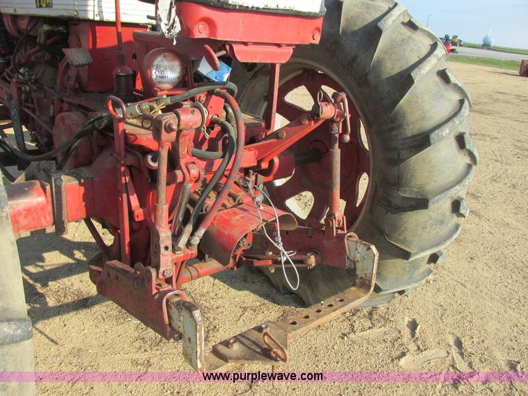 image for item I6176 McCormick Farmall 560 tractor