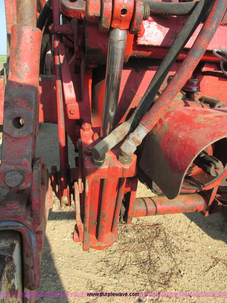 image for item I6176 McCormick Farmall 560 tractor