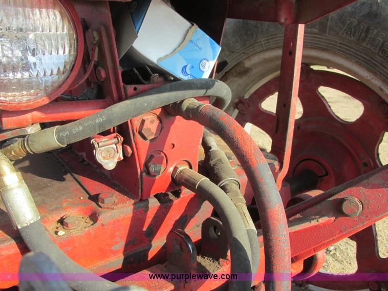 image for item I6176 McCormick Farmall 560 tractor