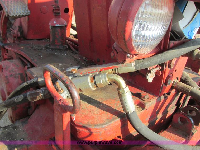 image for item I6176 McCormick Farmall 560 tractor