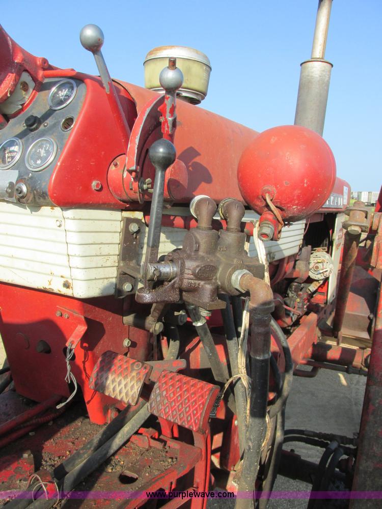 image for item I6176 McCormick Farmall 560 tractor