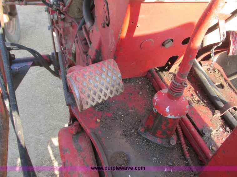 image for item I6176 McCormick Farmall 560 tractor