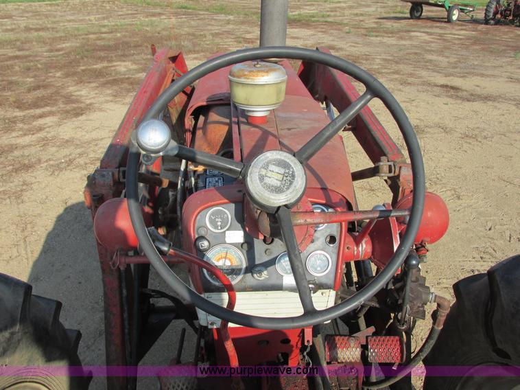 image for item I6176 McCormick Farmall 560 tractor