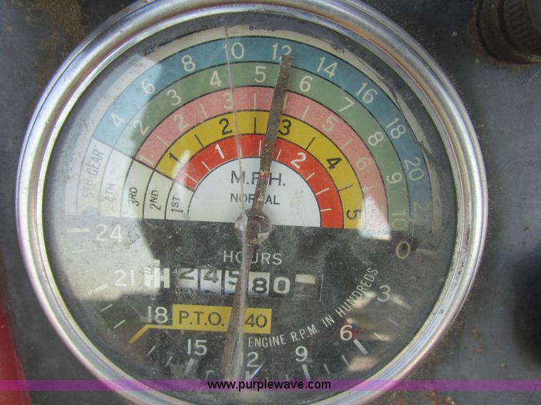 image for item I6176 McCormick Farmall 560 tractor