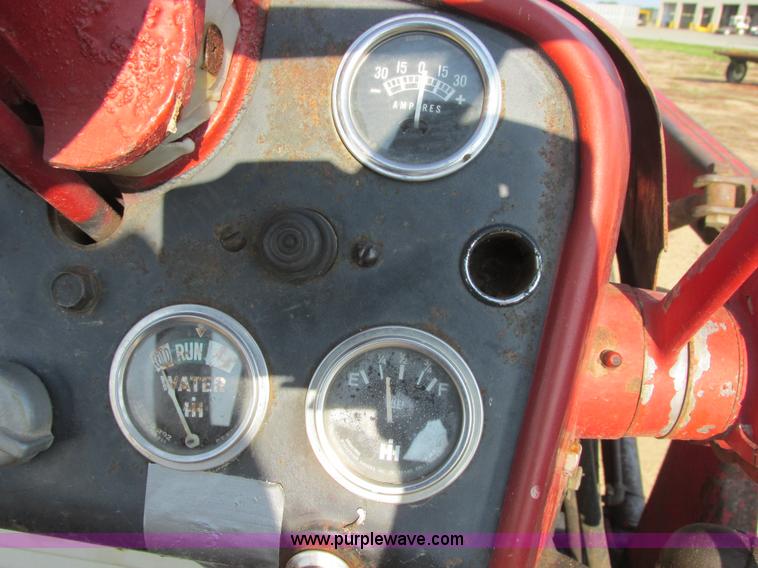 image for item I6176 McCormick Farmall 560 tractor