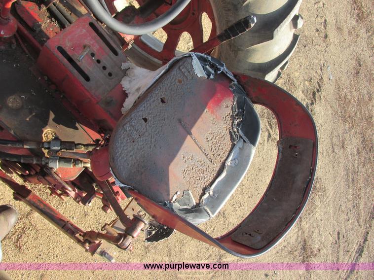 image for item I6176 McCormick Farmall 560 tractor