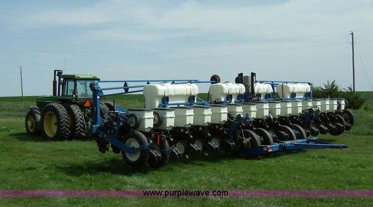 image for item I6192 2006 Kinze 3650 planter