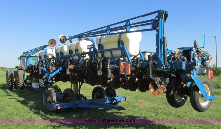 image for item I6192 2006 Kinze 3650 planter