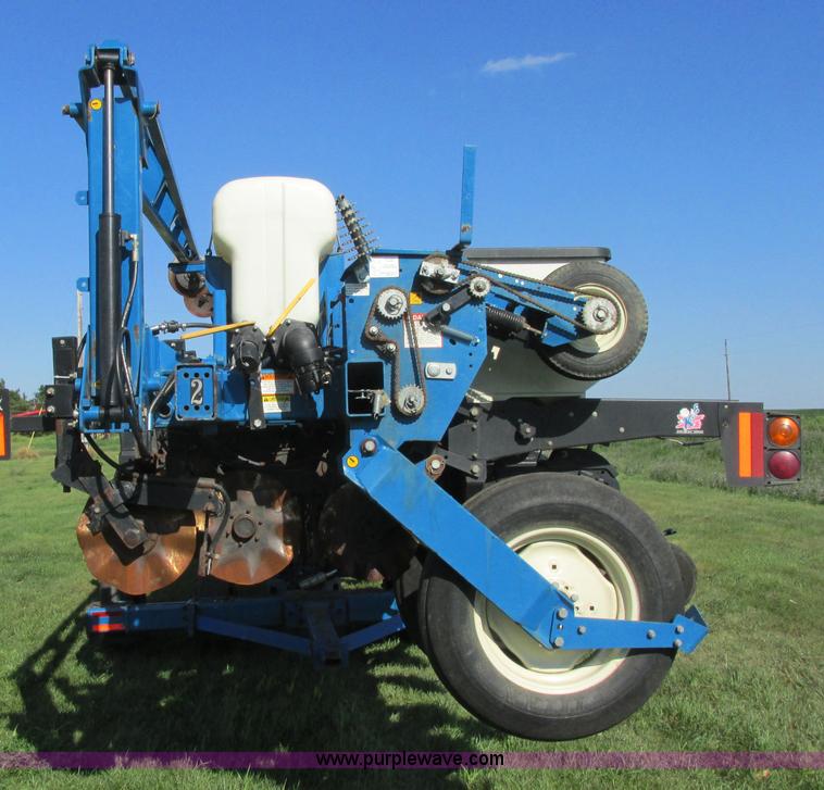 image for item I6192 2006 Kinze 3650 planter
