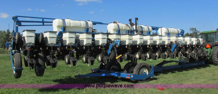 image for item I6192 2006 Kinze 3650 planter