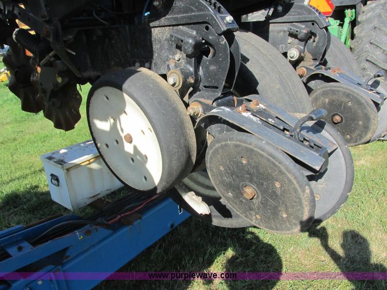 image for item I6192 2006 Kinze 3650 planter