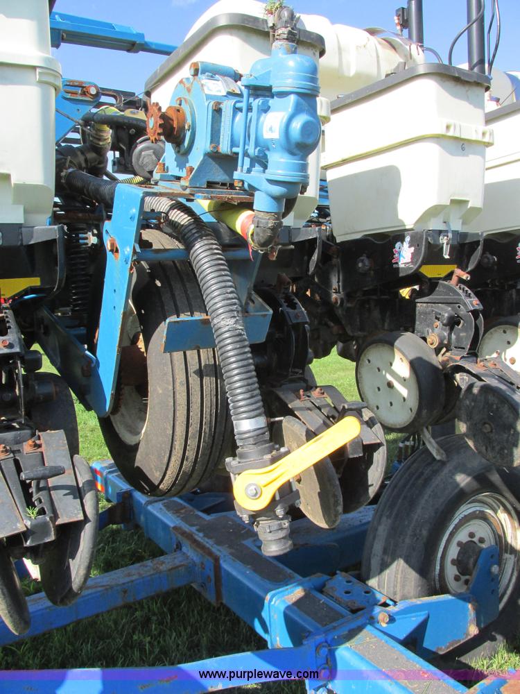 image for item I6192 2006 Kinze 3650 planter