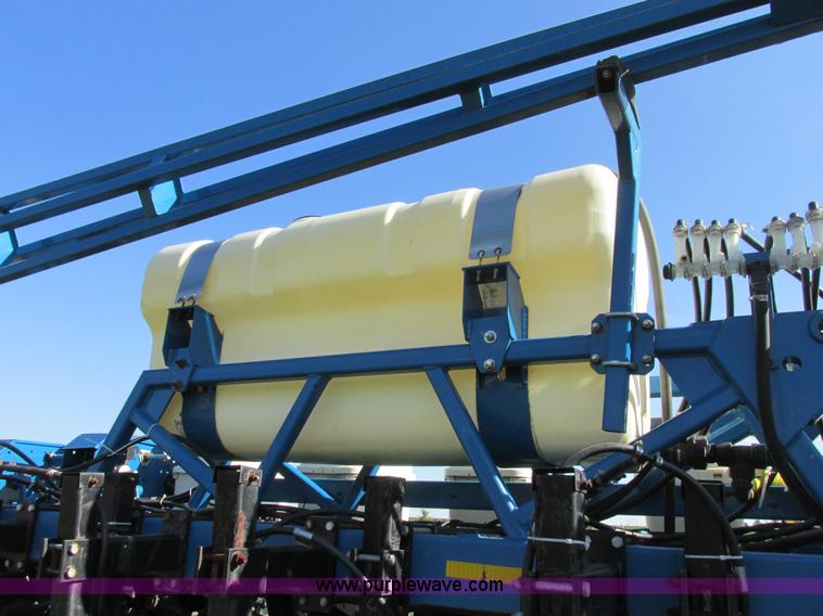 image for item I6192 2006 Kinze 3650 planter
