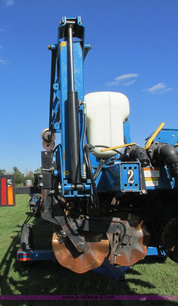 image for item I6192 2006 Kinze 3650 planter