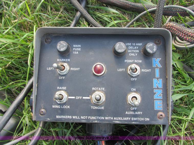 image for item I6192 2006 Kinze 3650 planter