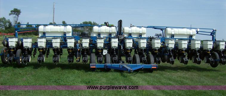 image for item I6192 2006 Kinze 3650 planter