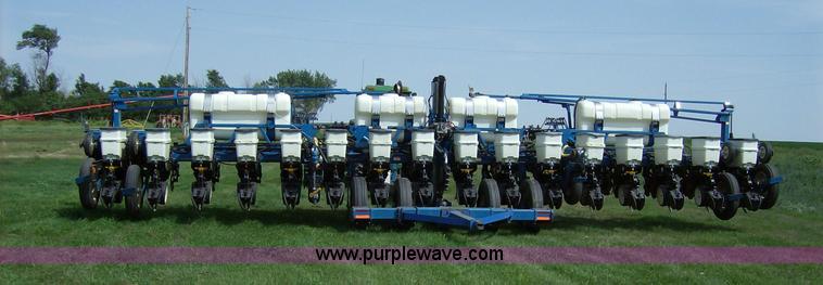 image for item I6192 2006 Kinze 3650 planter