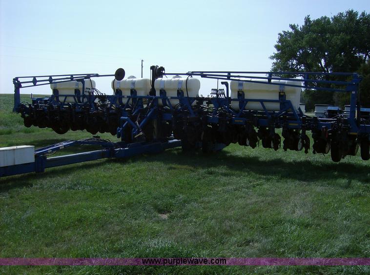 image for item I6192 2006 Kinze 3650 planter