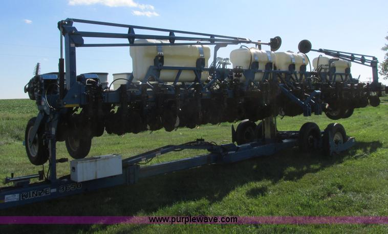 image for item I6192 2006 Kinze 3650 planter