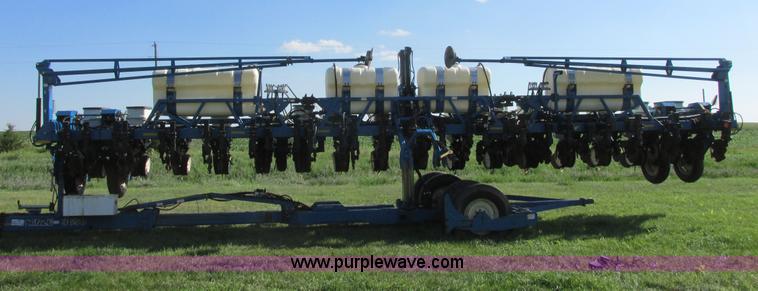 image for item I6192 2006 Kinze 3650 planter