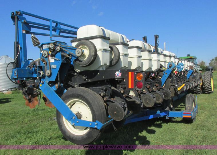 image for item I6192 2006 Kinze 3650 planter