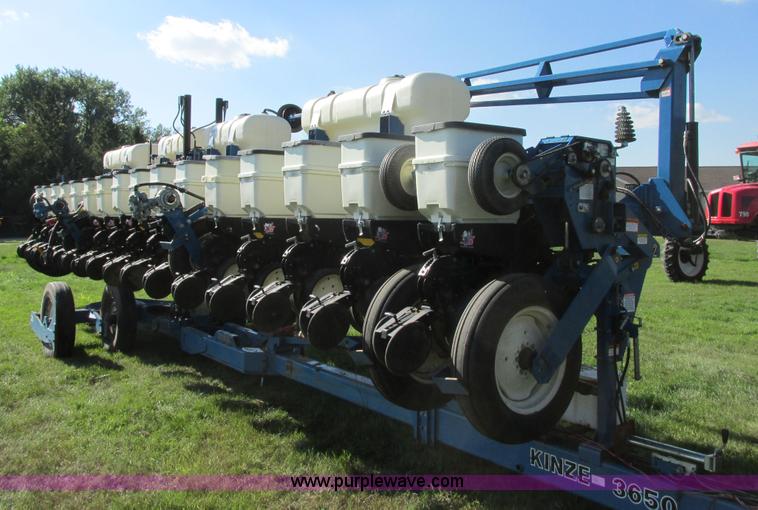 image for item I6192 2006 Kinze 3650 planter