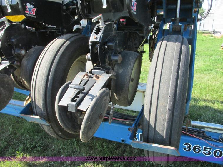 image for item I6192 2006 Kinze 3650 planter