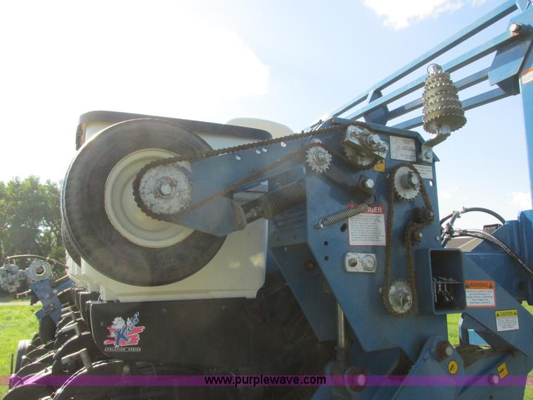 image for item I6192 2006 Kinze 3650 planter