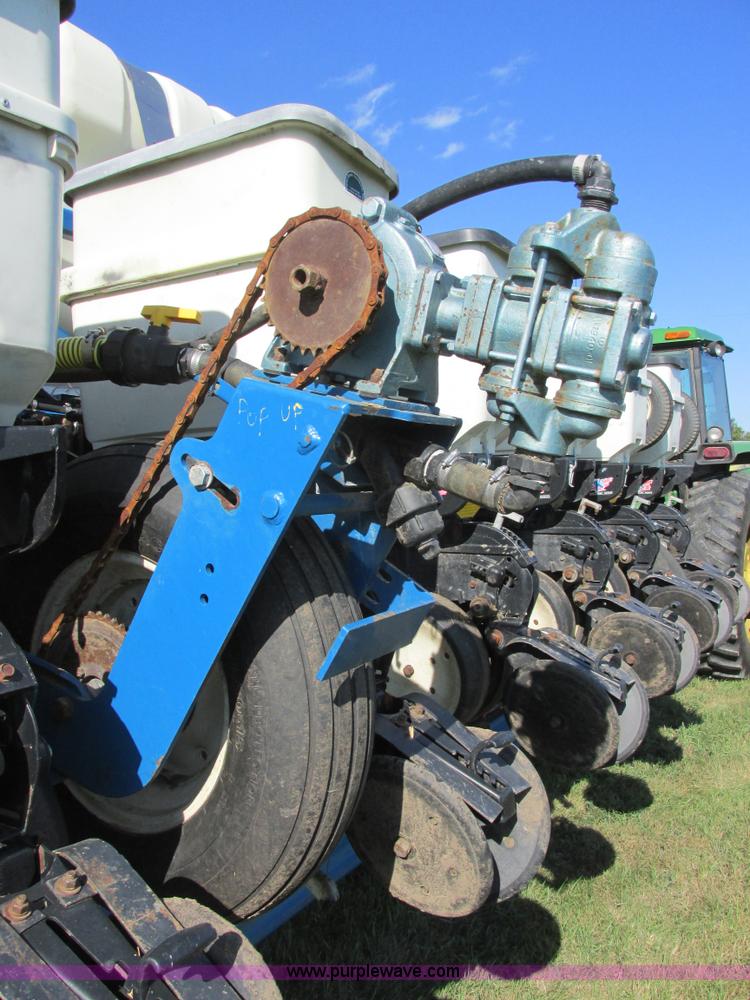 image for item I6192 2006 Kinze 3650 planter