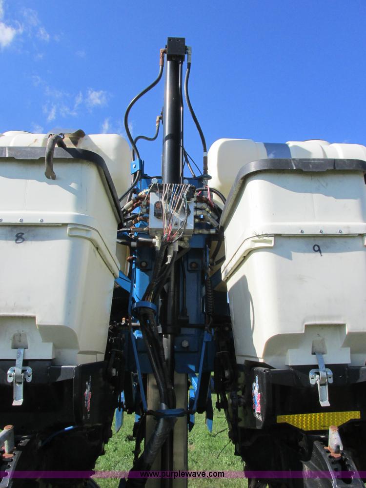 image for item I6192 2006 Kinze 3650 planter