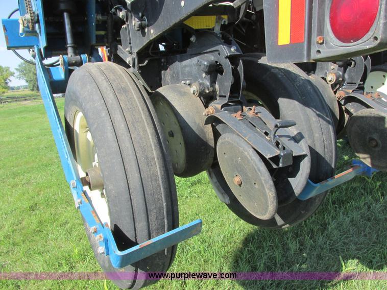 image for item I6192 2006 Kinze 3650 planter