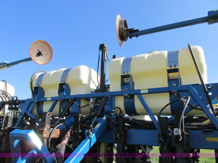 image for item I6192 2006 Kinze 3650 planter