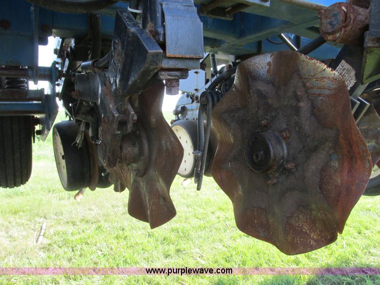image for item I6192 2006 Kinze 3650 planter