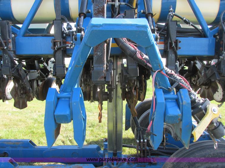 image for item I6192 2006 Kinze 3650 planter