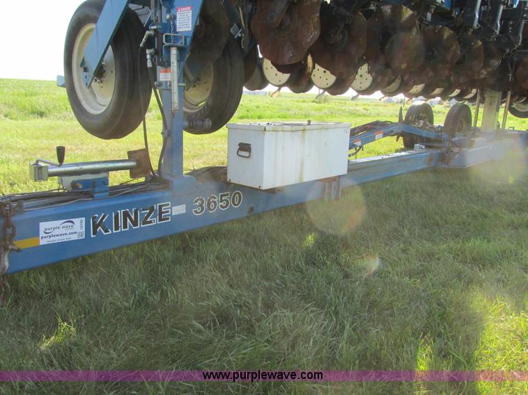 image for item I6192 2006 Kinze 3650 planter