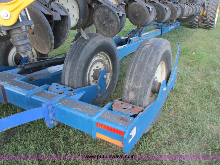 image for item I6192 2006 Kinze 3650 planter