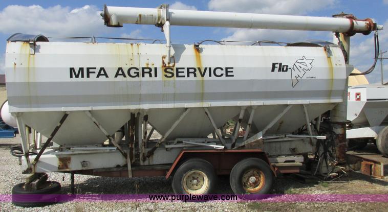 image for item I8963 Flo Max three hopper grain tender bed