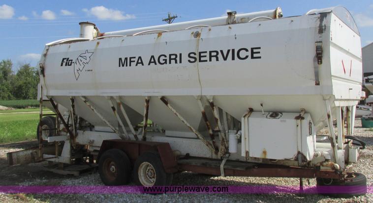 image for item I8963 Flo Max three hopper grain tender bed